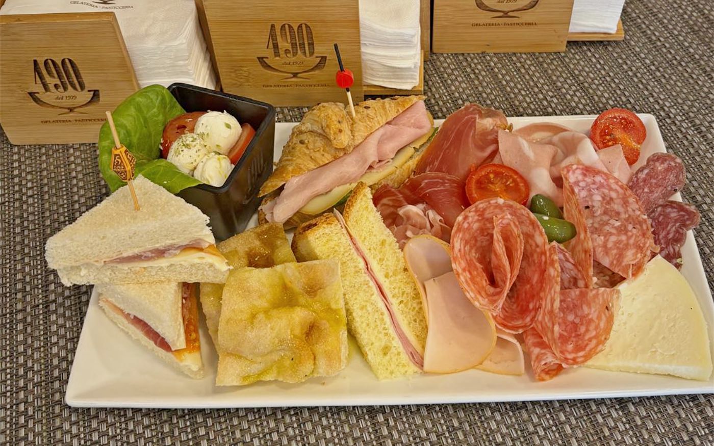 Il vassoio dell'aperitivo cenato del 490 con tramezzini, salumi, formaggi e sfizi salati