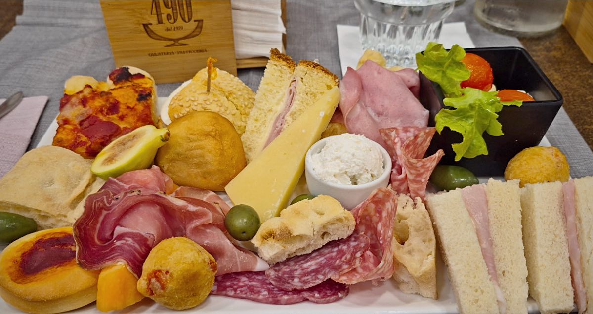Il vassoio dell'aperitivo cenato del 490 con salumi, formaggi, tramezzini e sfizi salati