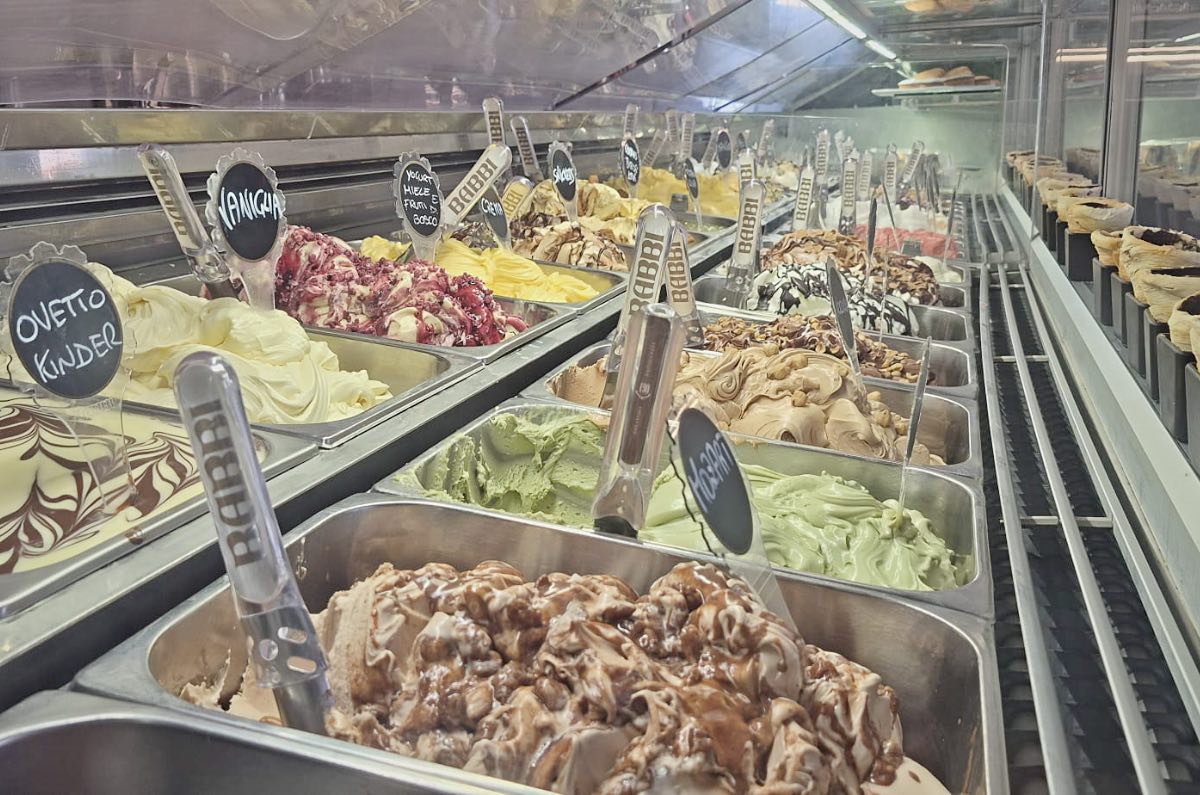 Il banco del gelato della Gelateria 490 con le vaschette e i cartellini dei gusti