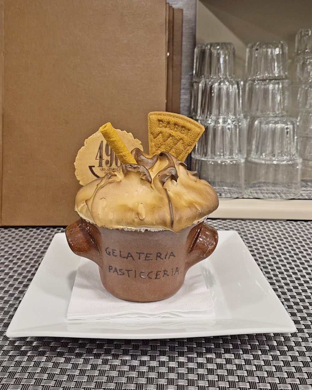 Il gelato al forno del 490 servito nel coccio in terracotta di Castelli, con la cialda firmata