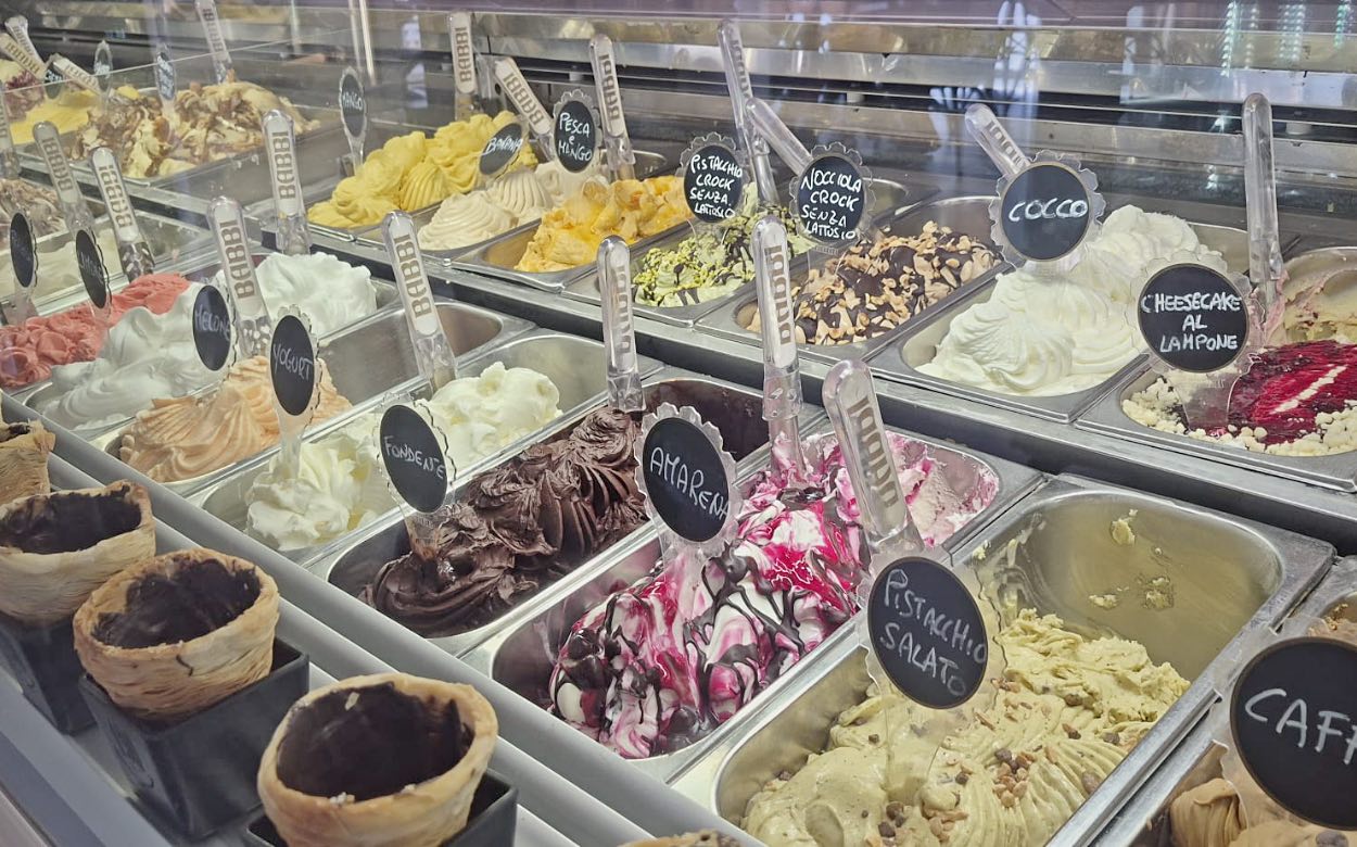 Vaschette di gelato artigianale con i cartellini dei gusti