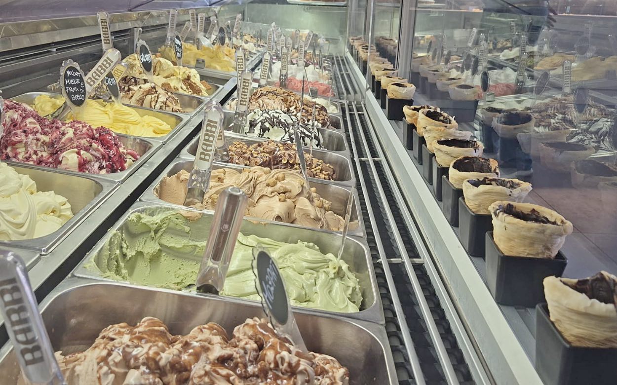 La vetrina del gelato del 490 vista in prospettiva