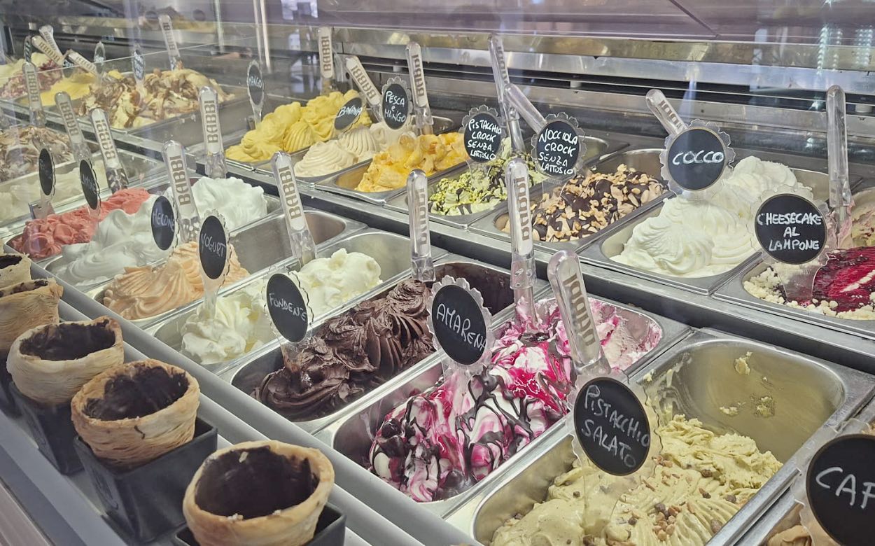 Il banco del gelato visto di fronte, con i cartellini dei gusti