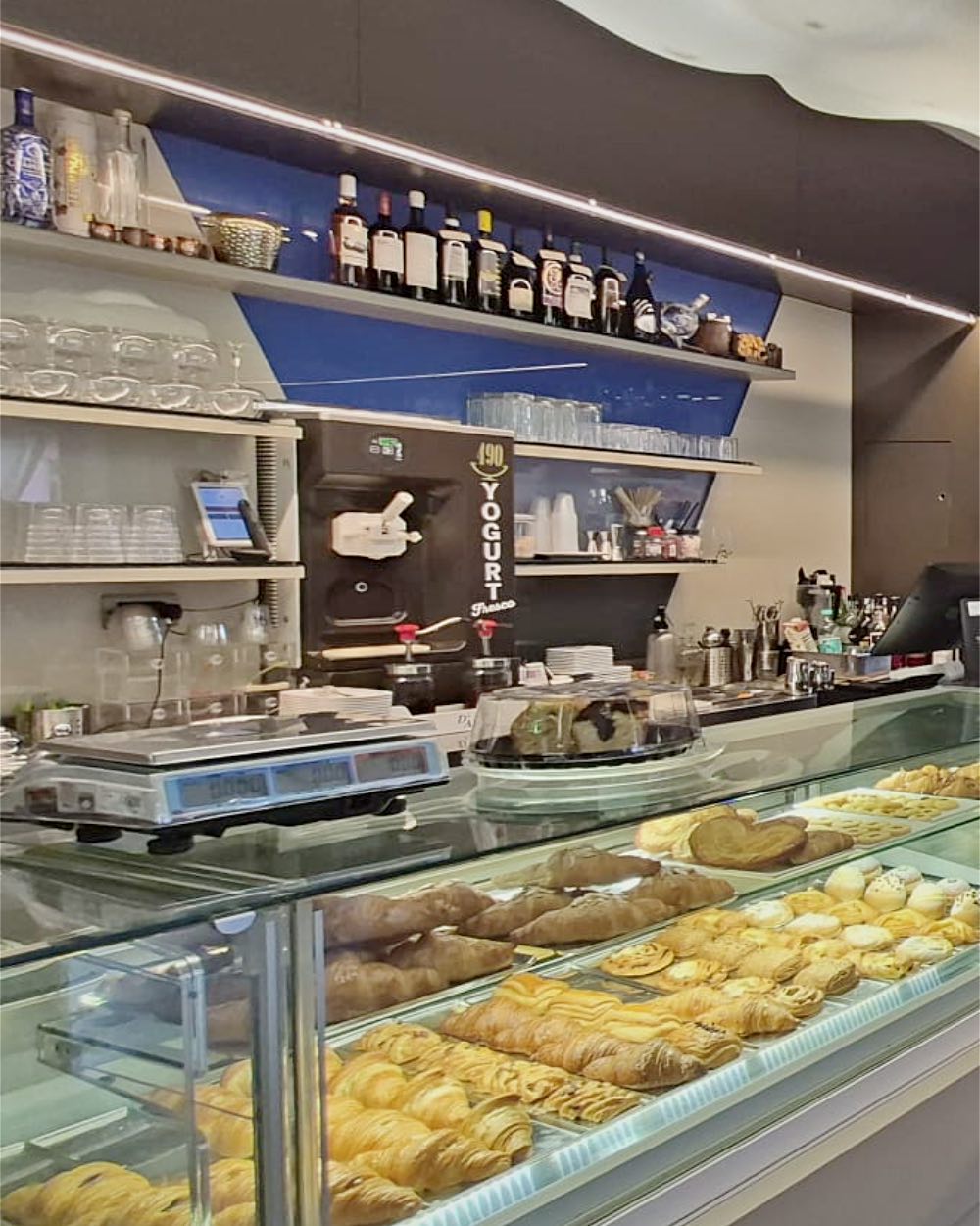 L'interno della Gelateria 490: il bancone e le vetrine della pasticceria