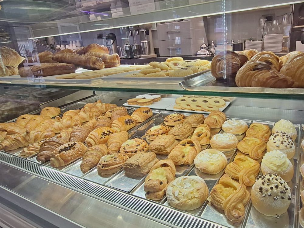 Cornetti, sfogliatelle e krapfen appena sfornati nel banco colazione del 490