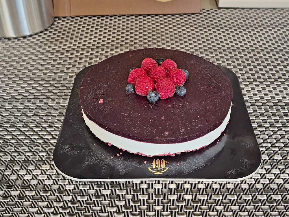 Semifreddo ai frutti di bosco con lamponi e mirtilli, su vassoio 490