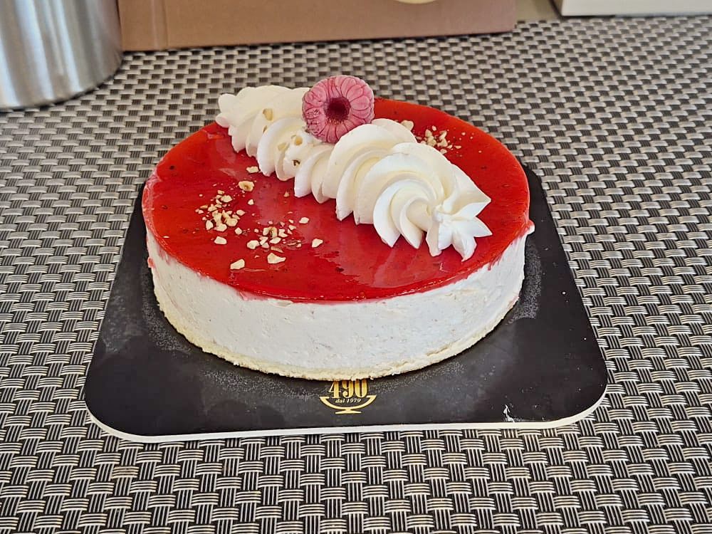 Semifreddo alla fragola decorato con panna montata, su vassoio 490