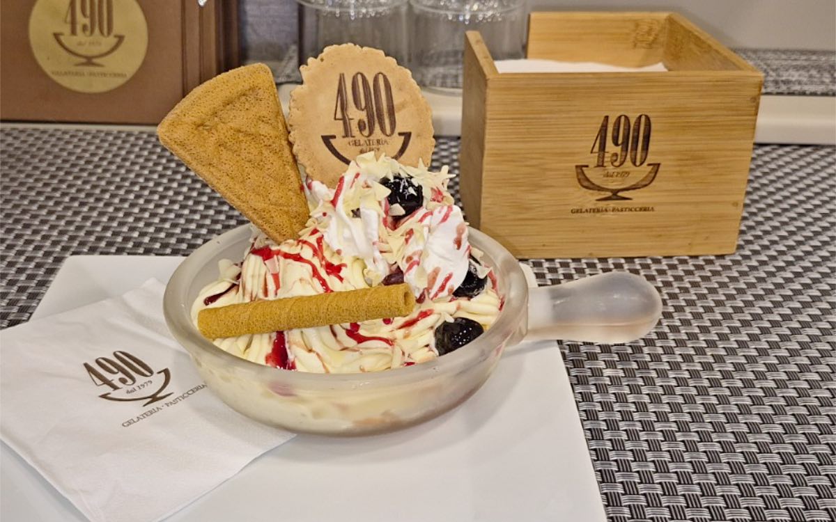 La spaghettata di gelato del 490: spaghetti di gelato alla vaniglia con panna, sciroppo di fragola, cioccolato bianco e amarene