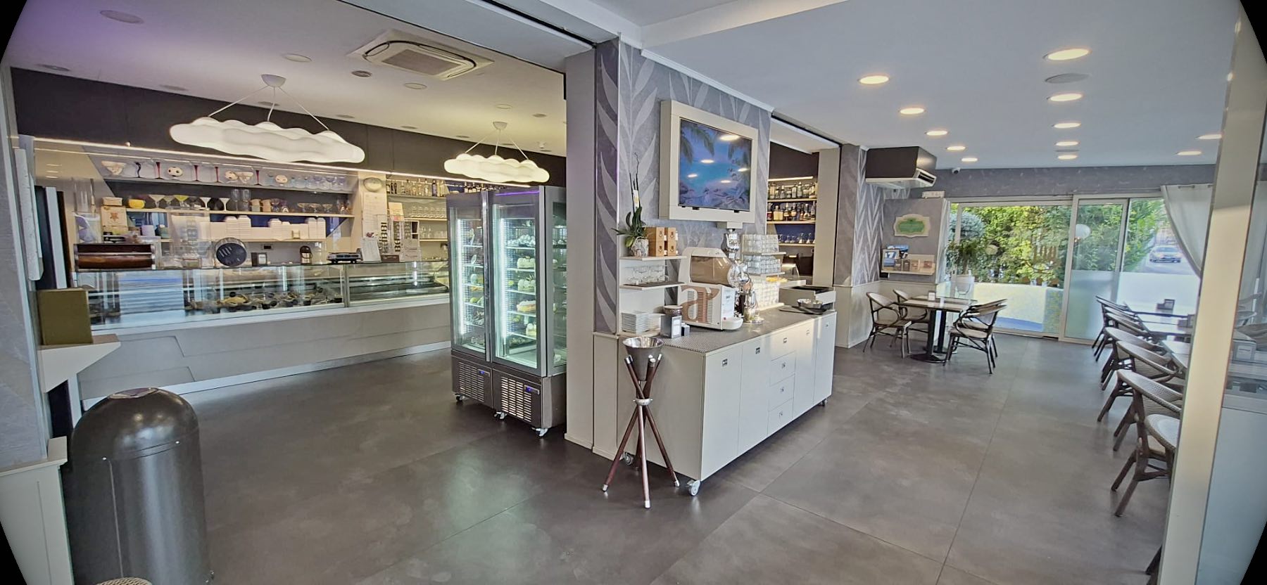 Il banco della gelateria del 490 e i tavoli affacciati sul giardino